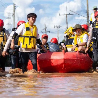 Immediate Rescue Efforts by Local Community Volunteers During Peak Flooding